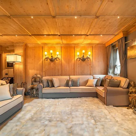 Elegant Tabla With Garden R&r Cortina dʼAmpezzo