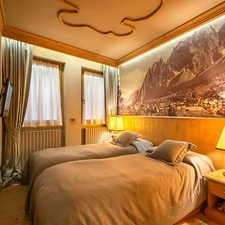 Elegant Tabla With Garden R&r * Cortina dʼAmpezzo